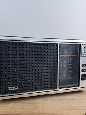 Vintage 1981 GE AM/FM Table Radio Model 7-4115B Woodgrain Finish Retro Works!